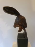 Le songeur-de mijmeraar is een bronzen portret van een haas | bronzen beelden en tuinbeelden, figurative bronze sculptures van Jeanette Jansen |